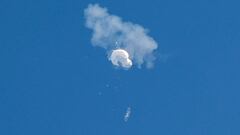 FILE PHOTO: The suspected Chinese spy balloon drifts to the ocean after being shot down off the coast in Surfside Beach, South Carolina, U.S. February 4, 2023.  REUTERS/Randall Hill/File Photo