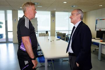 Carlo Ancelotti charlando con Florentino Pérez. 