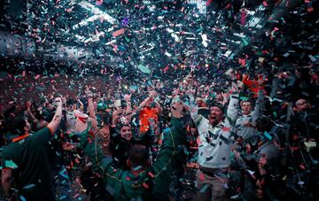 Seguidores sudafricanos celebrando la consecución del Mundial. 