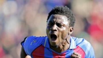 El delantero nigeriano del Levante UD, Obafemi Martins, celebra el primer gol de su equipo ante el RCD Mallorca durante el partido correspondiente a la 15 jornada de Liga disputado este mediodía en el estadio Ciutat de Valencia.