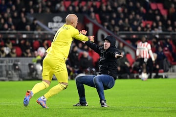 Así fue el ataque de un aficionado del PSV a Dmitrovic