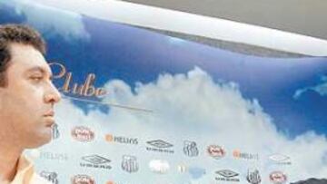 <b>CONDENADOS A ENTENDERSE. </b>Robinho y Marcelo Teixeira en una de sus últimas comparecencias juntos.