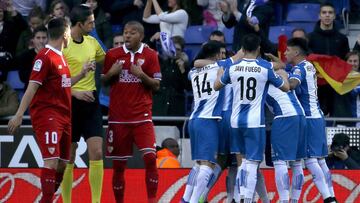 Los jugadores del Sevilla protestan la expulsi&oacute;n. 