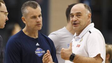 Pablo Laso charla con Billy Donovan.