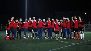 La plantilla del Rayo Genuine posa para As sobre el c&eacute;sped.