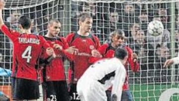 <b>DE LISTO. </b>En la foto se ve como Giggs dispara a gol mientras la barrera del Lille aún se está formando. Gol legal y de listo