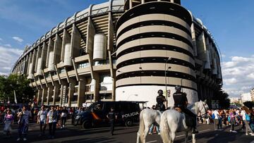 Horse mounted police patrol outside the Santiago Bernabeu stadium in Madrid on June 3, 2017 before the UEFA Champions League football match final Juventus vs Real Madrid CF held at the National Stadium of Wales in Cardiff. / AFP PHOTO / OSCAR DEL POZO PAN