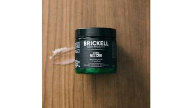 Consigue una piel suave y libre de impurezas con este exfoliante facial para hombre