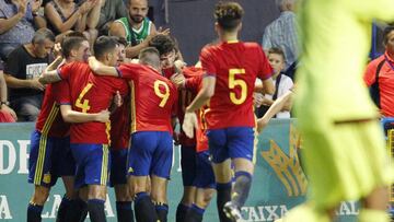 Los jugadores de Espa&ntilde;a celebran el gol de la victoria.