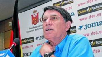 <b>EXPLICACIONES. </b>Odriozola, presidente de la RFEA, en la presentación del equipo mundialista.