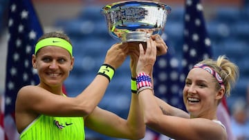NEW YORK, NY - SEPTEMBER 11: Bethanie Mattek-Sands (R) of the United States and Lucie Safarova of the Czech Republic celebrate with the trophy after defeating Caroline Garcia and Kristina Mladenovic of France with a score of 2-6, 7-6, 6-4 in their Women's Doubles Final Match on Day Fourteen of the 2016 US Open at the USTA Billie Jean King National Tennis Center on September 11, 2016 in the Flushing neighborhood of the Queens borough of New York City. Alex Goodlett/Getty Images/AFP
== FOR NEWSPAPERS, INTERNET, TELCOS & TELEVISION USE ONLY ==