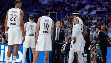 El entrenador del Real Madrid, el italiano Sergio Scariolo (c) da instrucciones a sus jugadores durante el partido de la tercera jornada de la temporada regular de la Euroliga ante el Asvel Villeurbanne que disputan este jueves en el Movistar Arena de Madrid.