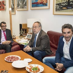 Javier Guillén, director de la Vuelta a España, visitó AS