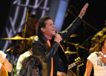 Carlos Vives recibió dos premios Latin Grammy por la canción 'La Bicicleta', que interpreta con Shakira. La ceremonia fue en la noche del jueves en el T-Mobile Arena de Las Vegas, allí el cantante samario homenajeó a los ciclistas colombianos.