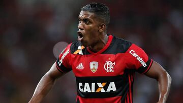 Orlando Berrío es tapado por Vinicius en Flamengo.