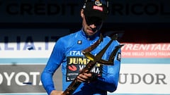 Primoz Roglic contempla el tridente de Tirreno-Adriático en el podio final.