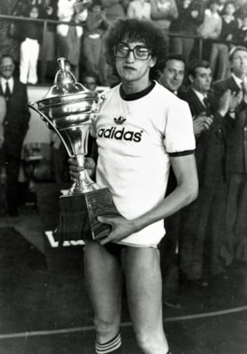 La llegada de Marisol Paíno al Celta, que ese año arrasó en la Liga de baloncesto femenina, trajo polémica. Era tal su superioridad que hubo equipos que dudaron de su sexo.