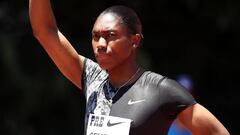 Caster Semenya saluda a la grada antes de competir en la prueba de 800m en el Prefontaine Classic en el Cobb Track &amp; Angell Field de Stanford, California.