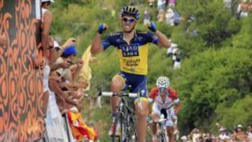 Contador celebra su victoria en el Mirador del Sol.