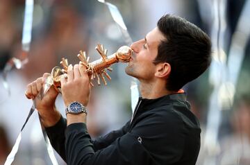Djokovic venció en la final del Mutua Madrid Open de 2019 al joven griego, Stefanos Tsitsipas que acuso la acumulación de partidos y cayó por 6-3 y 6-4 en 1h:33.