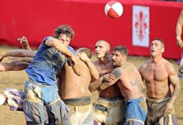 El equipo blanco contra el azul disputan el partido ataviados con las ropas tradicionales. 