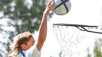 <b>ESPAÑA SE APUNTÓ AL EUROBASKET</B>. Torres y el resto de la selección cambiaron la portería por el aro.