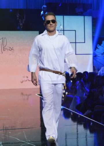 Segundo desfile de j車venes dise?adores espa?oles. Los colaboradores de S芍lvame desfilan con las propuestas 'Salvame Beach'.