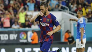 Ivan Rakitic celebra su gol ante el N&aacute;poles..