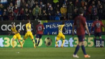 3-0. Roberto Torres anota el tercer gol.