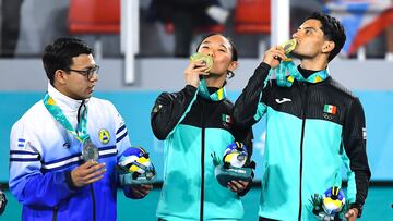 Cecilia Lee y William Arroyo besan sus medallas de oro conseguidas en Poomase Taekwondo.