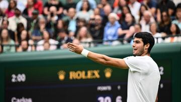 Carlos Alcaraz, durante su partido contra Jeremy Chardy en Wimbledon.