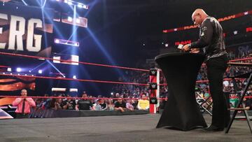 Goldberg firma su contrato para pelear contra Dolph Ziggler en SummerSlam.