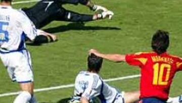 <b>AUTOPISTA AL 1-0.</b> El remate seco de Morientes, que significaba el primer gol, no lo pudo atajar el meta griego Nikopolidis.