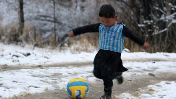 Pura emoción: el niño afgano que adora a Messi por fin le conoce