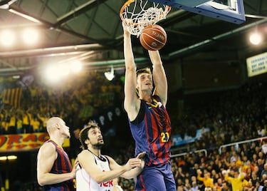 El alemán, que no brilló en su única temporada en el Palau, dejó el Barcelona para marcharse a la NBA. Firmó por los Utah Jazz convirtiéndose en el octavo alemán en debutar la liga a lo largo de la historia.