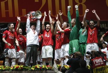 Ferguson levanta su segunda Champions League tras ganar al Chelsea en Moscú en 2008.