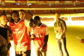 El jugador de los Denver Nuggets Kenneth Faried visitando el estadio del Arsenal. 