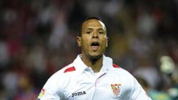 <b>VUELVE. </b>Luis Fabiano, con su hija, a su llegada ayer al aeropuerto.