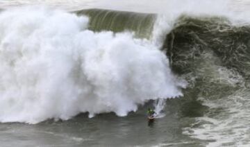 El estadounidense Nic Lamb durante su participación en la 'Big Wave World Tour' Punta Galea Challenge, celebrada hoy en la localidad vizcaina de Getxo (Bizkaia), en la que ha sido el vencedor por delante del hawaiano Makuakai Rothman.