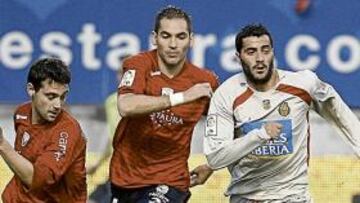 <b>POR FIN MARCÓ. </b>Güiza, que marcó el único tanto del Mallorca, en una jugada del partido junto a Miguel Flano y Josetxo.