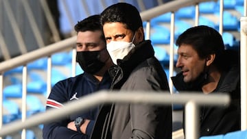 Paris Saint-Germain&#039;s Argentinian head coach Mauricio Pochettino (L), Paris Saint-Germain&#039;s Qatari president Nasser Al-Khelaifi and Paris Saint-Germain&#039;s Brazilian sporting director Leonardo (R) attend a training session at the Santiago Ber