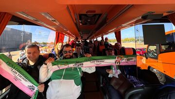 Aficionados del C¨®rdoba antes de partir a Almer¨ªa