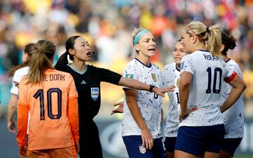 Soccer Football - FIFA Women's World Cup Australia and New Zealand 2023 - Group E - United States v Netherlands - Wellington Regional Stadium, Wellington, New Zealand - July 27, 2023 Referee Yoshimi Yamashita talks to Lindsey Horan of the U.S. and Netherlands' Danielle van de Donk REUTERS/Amanda Perobelli