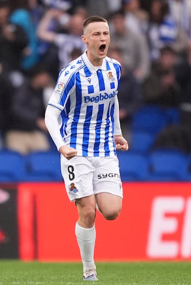 La camiseta de la Real está inspirada en las equipaciones que vistió en la última etapa del histórico estadio de Atotxa, hogar txuri urdin durante 80 años, desde 1913 hasta 1993, y escenario de sus primeros grandes títulos.