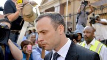El sudafricano Oscar Pistorius sale del juzgado de Pretoria en el que se celebra el juicio por el asesinato premeditado de su novia, la modelo Reeva Steenkamp.