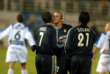 Raúl celebra con Beckham el 0-1 del inglés al Leganés en el duelo copero de 2003 en presencia de Solari. Los tres fueron los autores de los cuatro goles que acabaron eliminando a los pepineros. 