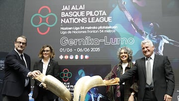 El presidente de la Federación Internacional de Pelota Vasca, Xavier Cazaubon (izda.), su homólogo en la Federación Vasca, Jose Mari Mitxelena (dcha.); la vicelehendakari, Ibone Bengoetxea, y la diputada general de Bizkaia, Elixabete Etxanobe, en la presentación de la Liga de Naciones en Bilbao.