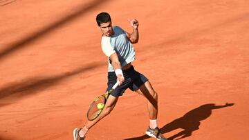 24 July 2022, Hamburg: Tennis: ATP Tour, Singles, Men, Final: Alcaraz (Spain) - Musetti (Italy). Carlos Alcaraz plays the ball. Photo: Daniel Bockwoldt/dpa (Photo by Daniel Bockwoldt/picture alliance via Getty Images)