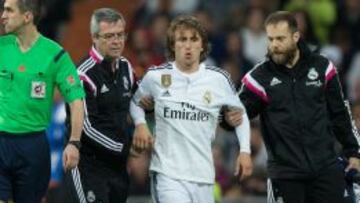 Modric se retira ante el Málaga con los doctores Morate y Benito.