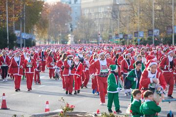 Cientos de personas durante la XIII Carrera de Pap¨¢ Noel, a 22 de diciembre de 2024, en Madrid (Espa?a).